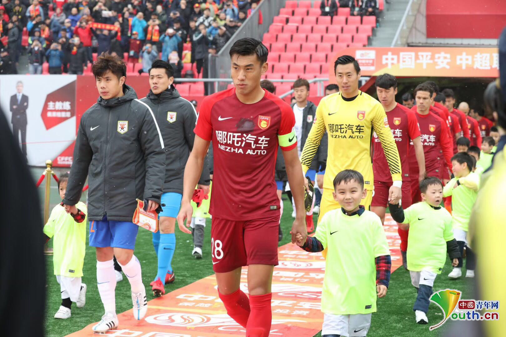 从前的对手再度相遇，博格巴与萨内欧冠相遇赛后寒暄（旧敌重逢：博格巴与萨内欧冠赛后握手致意）