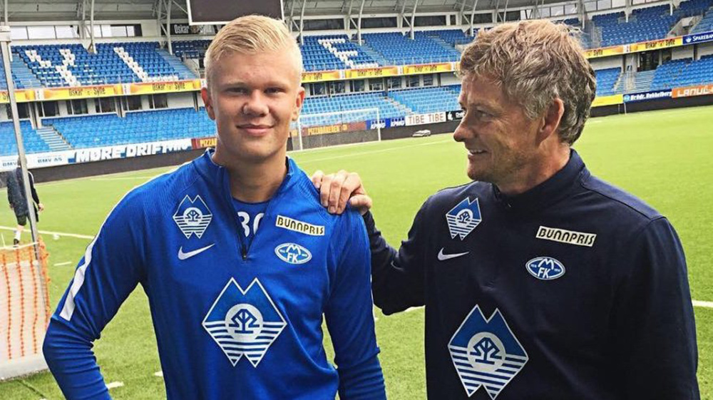 世界杯三个东道主墨加美依次被分至ABD三组，不用参与抽签（世界杯东道主墨西哥、加拿大、美国直接落位A、B、D组三，无需抽签）