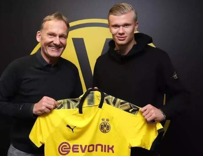 官方：迈阿密国际与38岁老将苏亚雷斯续约至2026年底（官宣：38岁苏亚雷斯与迈阿密国际续约，合同至2026年末）