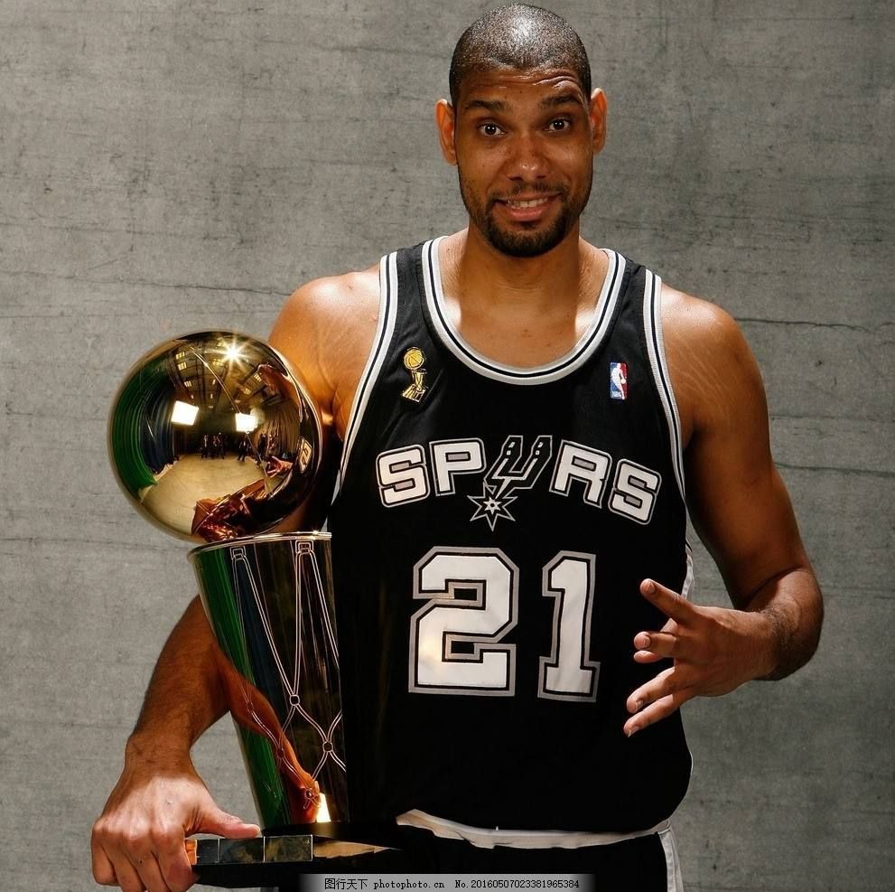 皇马在国家德比后失利，阿隆索面临下课危机，巴萨趁机领跑，西甲争冠形势严峻。（皇马德比败北阿隆索帅位告急，巴萨趁势领跑，西甲争冠白热化）