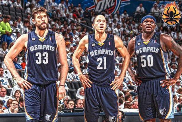 你也要发力？阿努诺比连帽小米切尔&维金斯 还跟进双手暴扣！（阿努诺比火力全开：连续封盖小米切尔与维金斯，跟进双手暴扣！）