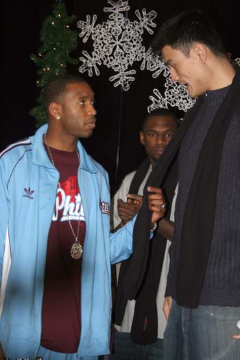 AC米兰在意大利杯负于拉齐奥，终结13场不败，放弃杯赛以专注意甲，凸显战略调整。（AC米兰意杯不敌拉齐奥，13场不败止步，舍杯专攻意甲显战略转向）