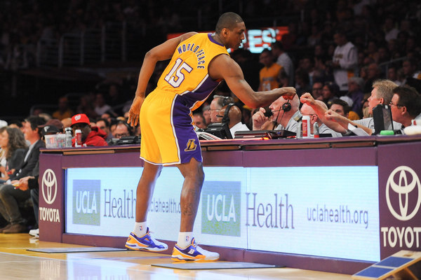 某队因违规遭重罚，官方回应惹争议（某队违规被重罚，官方回应引发争议）