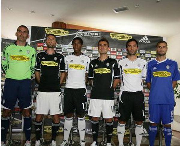 青岛半场三分命中率高达60%，六名球员有外线得分（青岛半场外线火热：三分命中率60%，六人有远投进账）