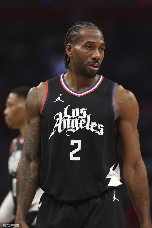 突然爆发！弗格单节怒砍16分，单节三分5投3中（弗格火力全开：单节拿下16分，三分5中3）