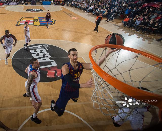 TA：皇马寻求引进后卫和中场；他们愿听取对罗德里戈的报价（TA：皇马寻求补强后卫与中场，同时对罗德里戈报价持开放态度）