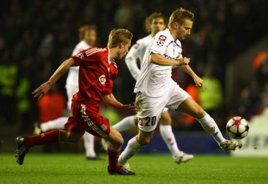 詹姆斯谈湖人防守：我们必须快速回防，限制对手的突破（詹姆斯：湖人需迅速退防，严控对手突破）