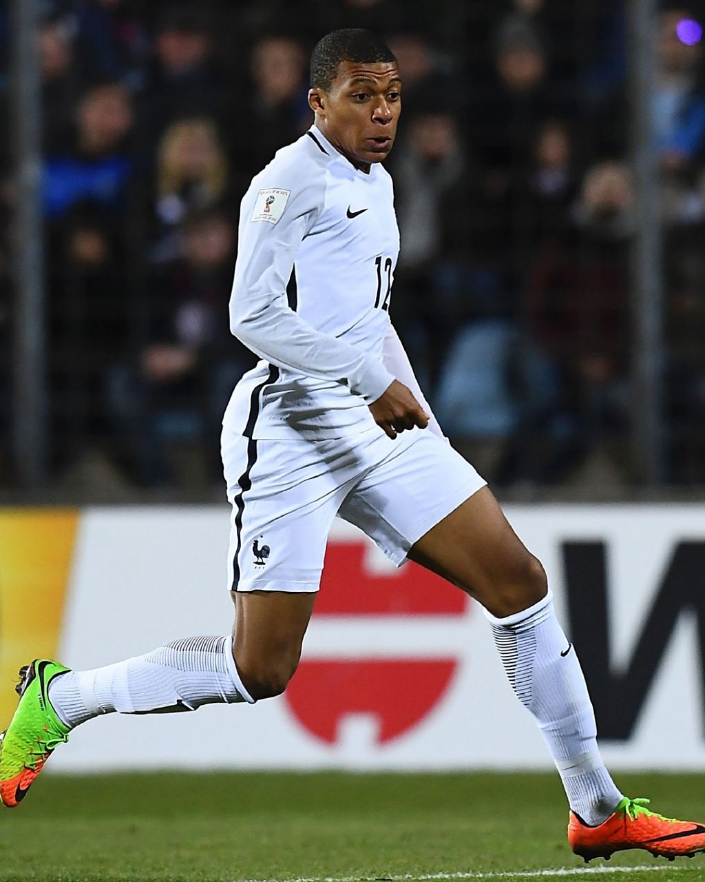 快船年轻球员上场时间增加，经验积累（快船提升年轻球员出场比重，实战经验稳步累积）